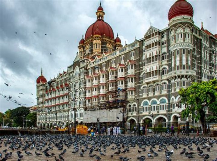 How far is Mumbai from the Taj Mahal?